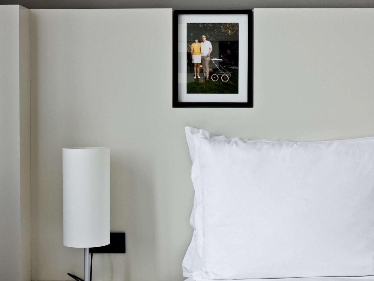Sofitel Hamburg Alter Wall Exterior photo A framed photograph of a couple