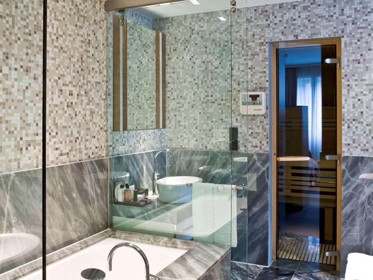 Sofitel Hamburg Alter Wall Exterior photo A shower enclosure