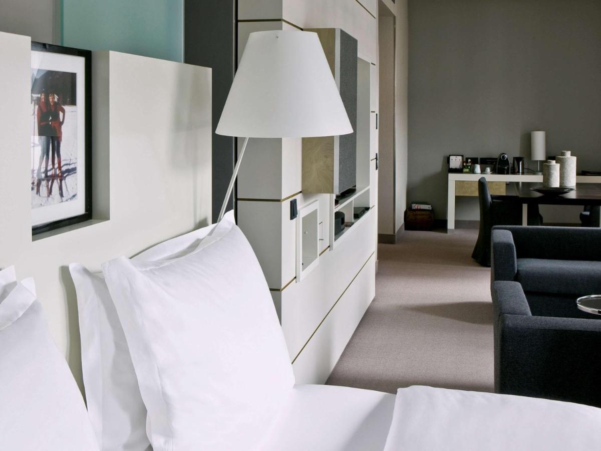 Sofitel Hamburg Alter Wall Exterior photo A room at the Hotel du Vin