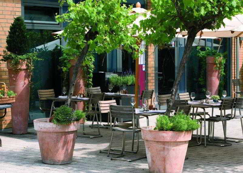 Sofitel Hamburg Alter Wall Exterior photo The restaurant's outdoor seating area