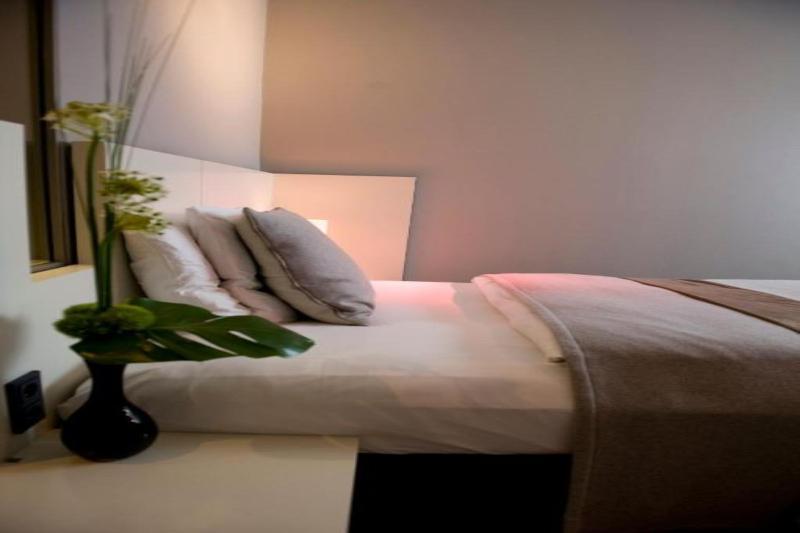 Sofitel Hamburg Alter Wall Exterior photo A bed